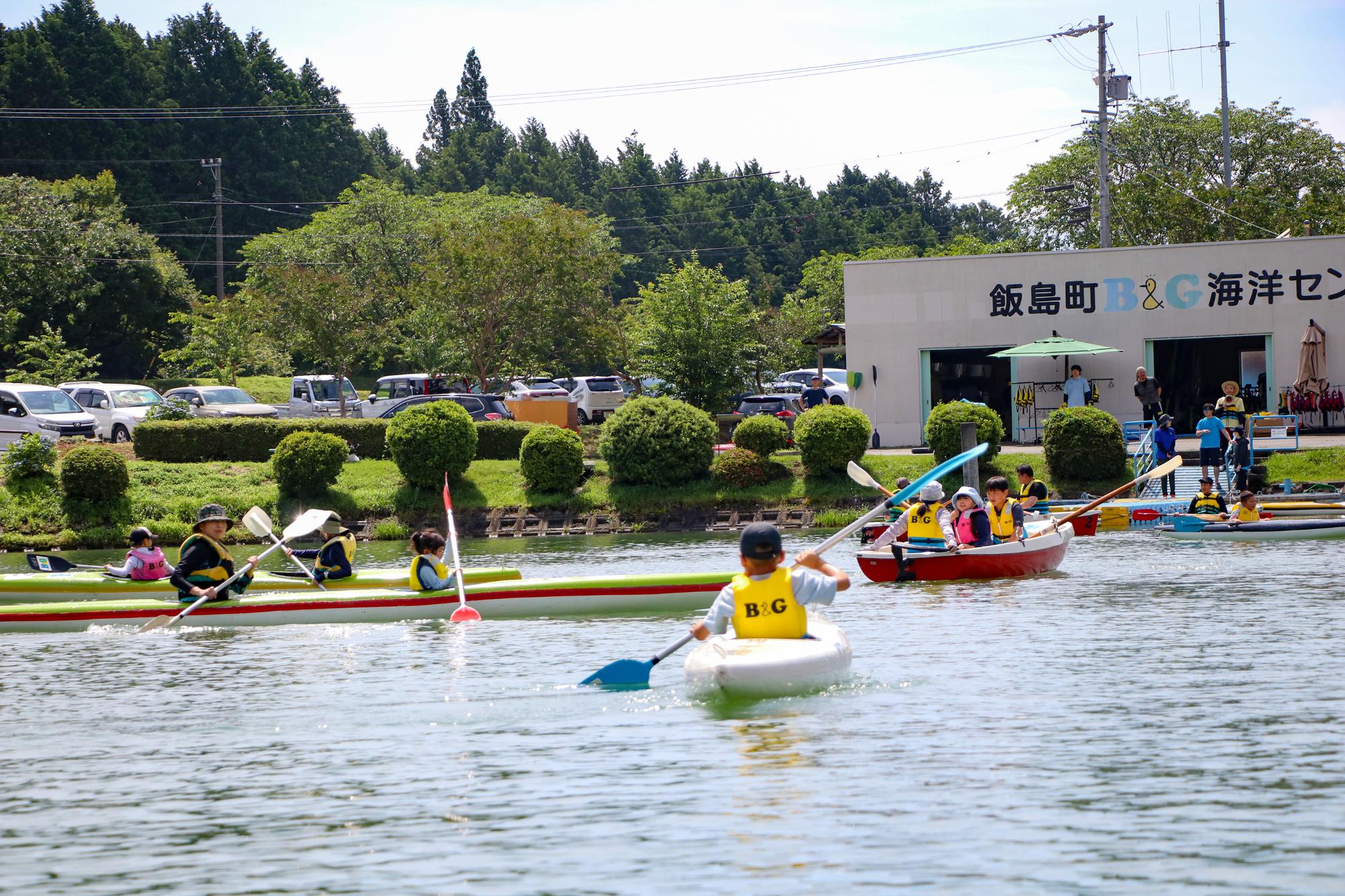 カヌーを体験している写真