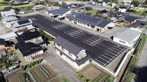 地域福祉センター石楠花苑の駐車場を上空から撮影した写真