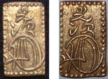 長方形で金色をした贋作の二分金（左）と本物の二分金（右）