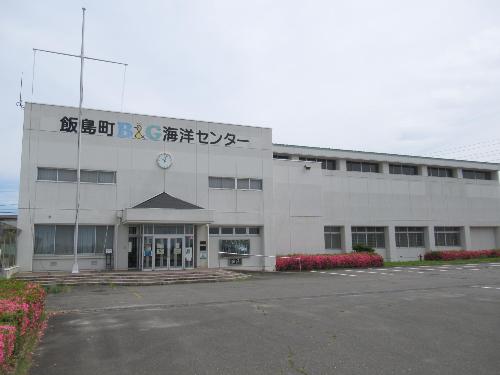 体育館外観。B&Gのロゴが大きく目立つ。アリーナとトレーニングルーム、プールが併設されている。