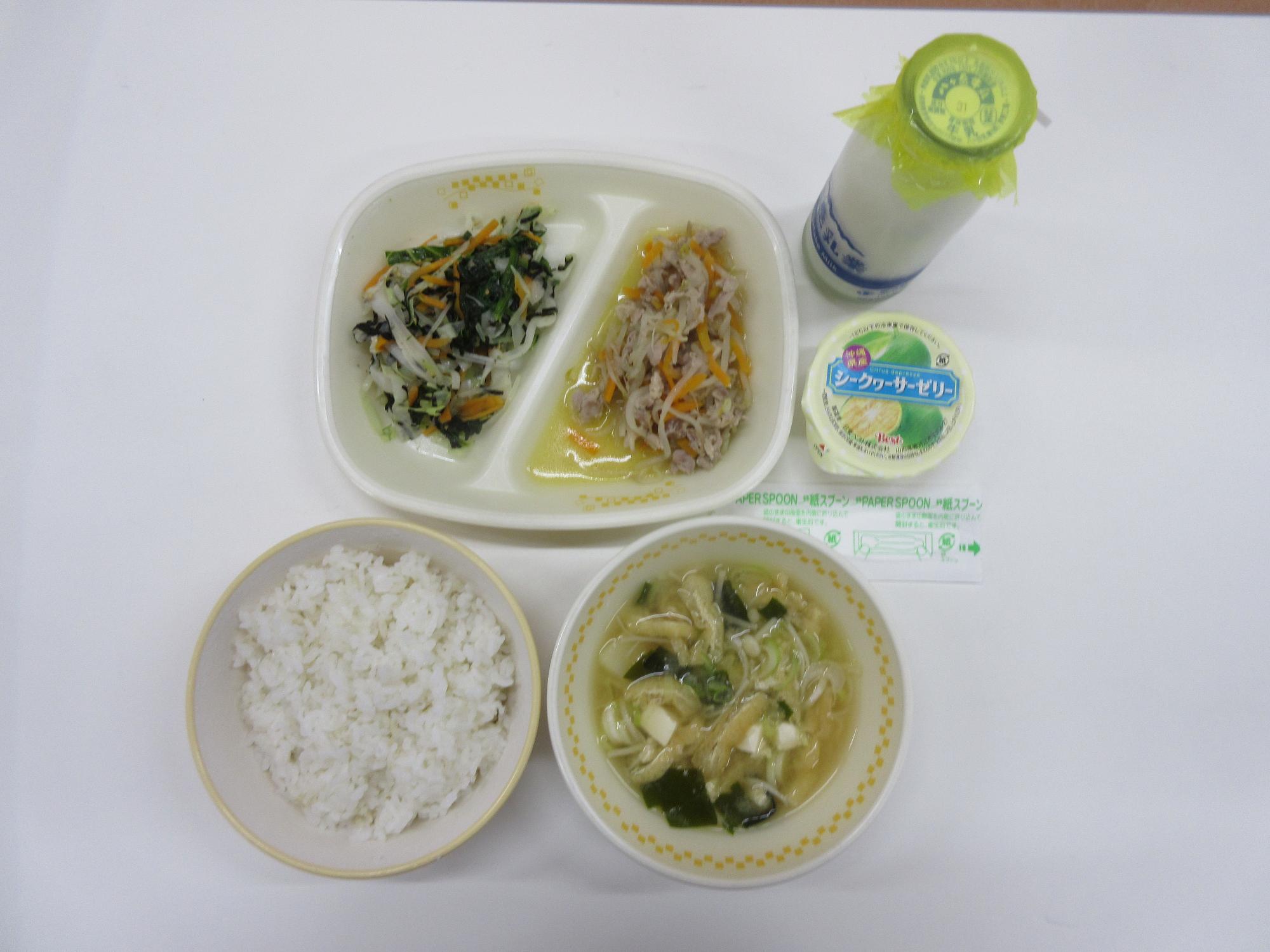 令和8年8月20日今日の給食配膳の見本写真
