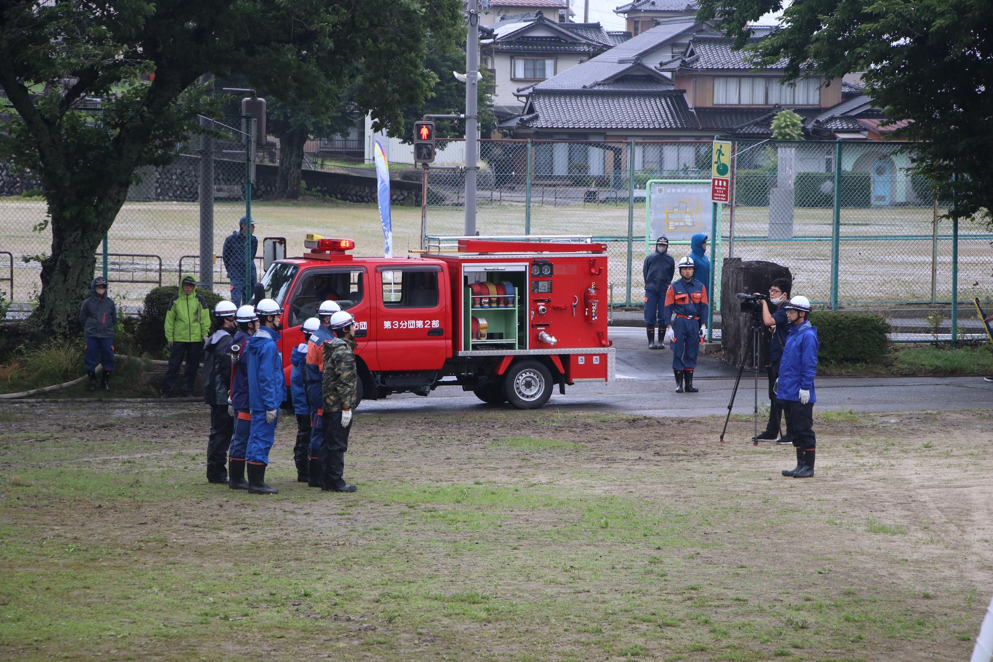 消防団員が並んでいる様子