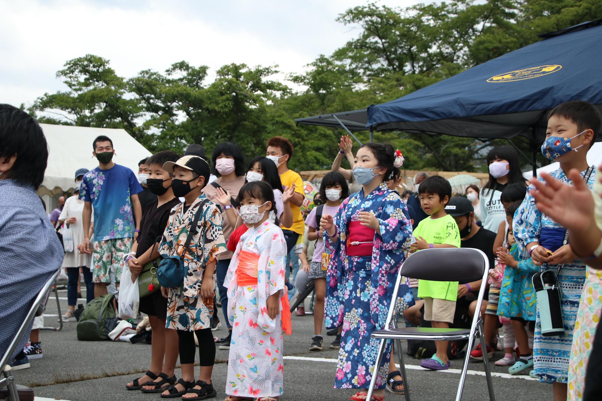 ステージを見る子ども