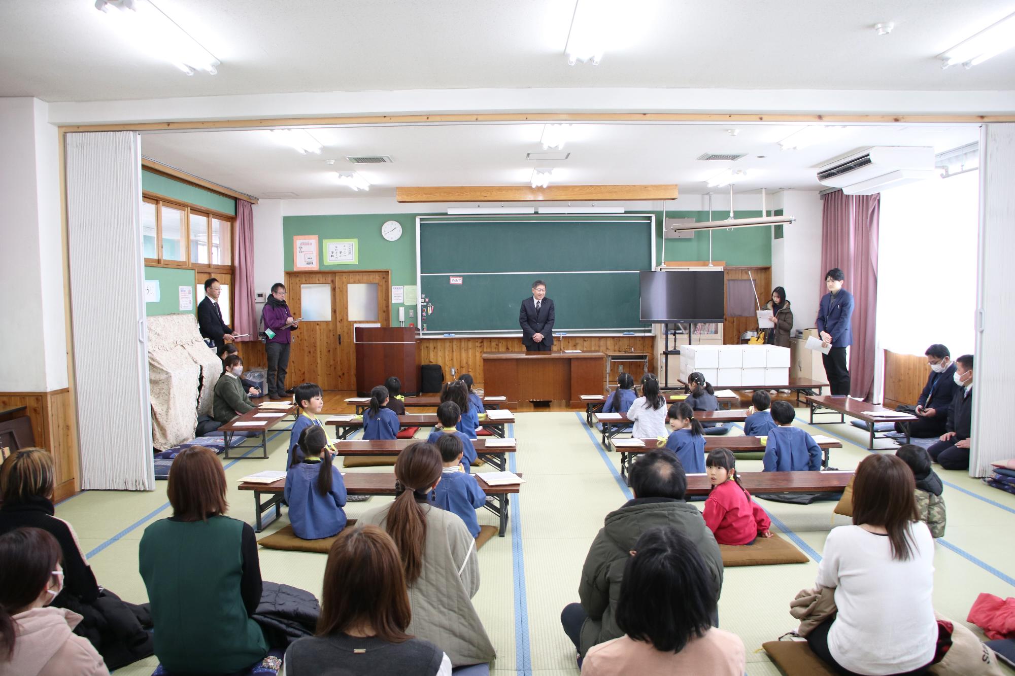 ランドセル贈呈式の様子（七久保小学校）