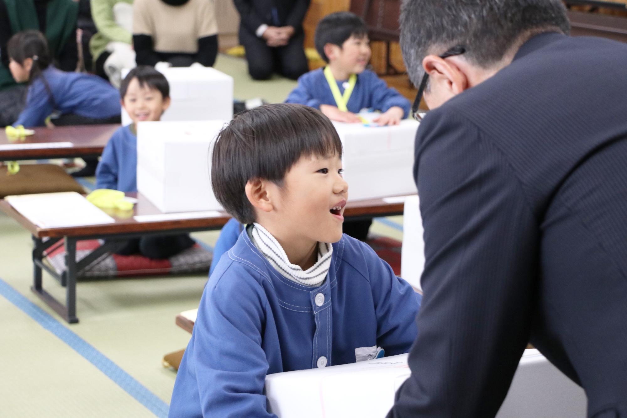 ランドセル贈呈式の様子（七久保学校）