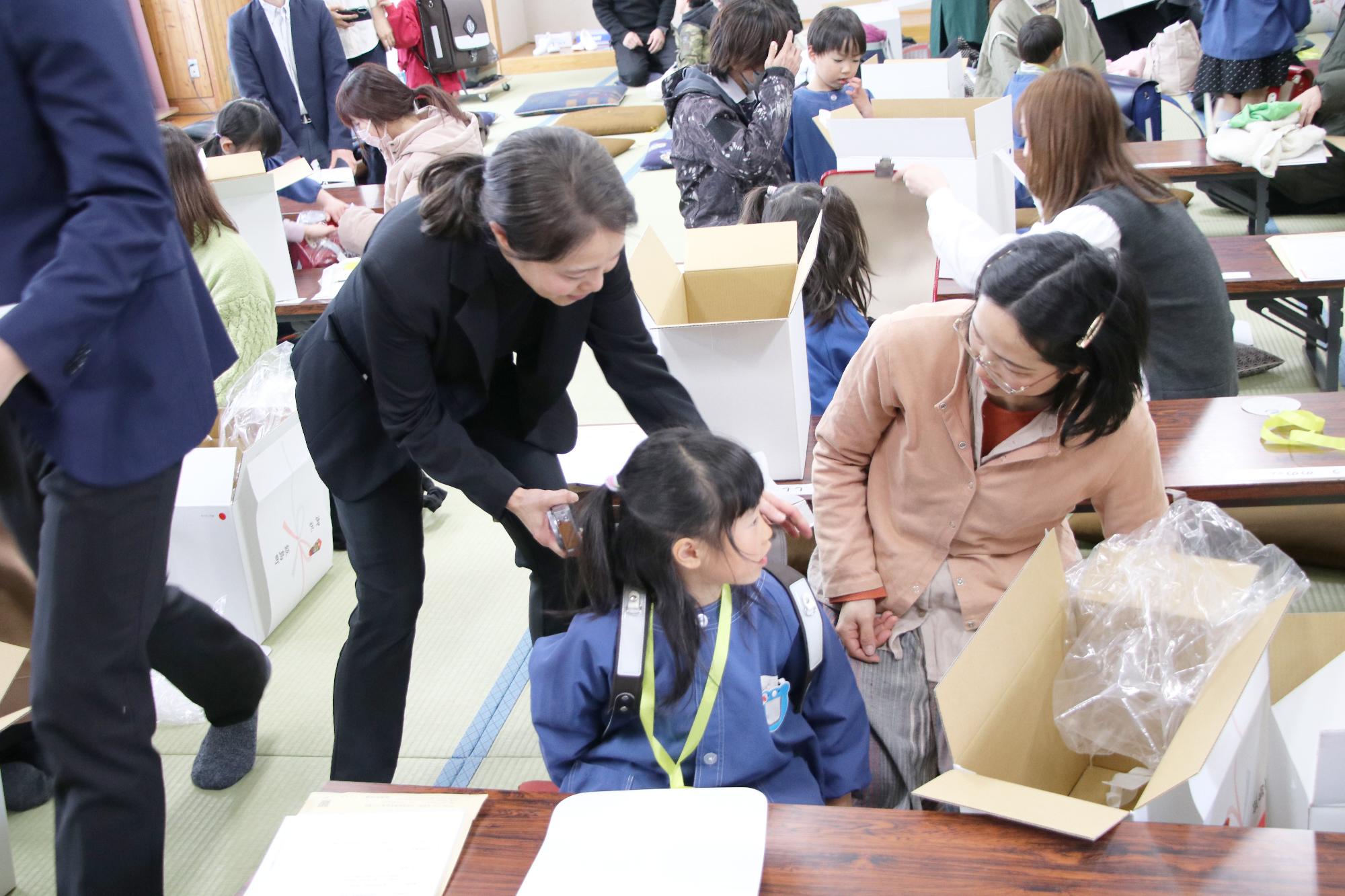 ランドセル贈呈式の様子（七久保学校）