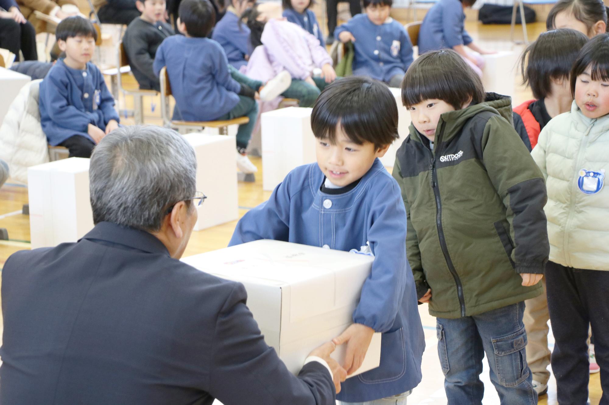ランドセル贈呈式の様子（飯島学校）