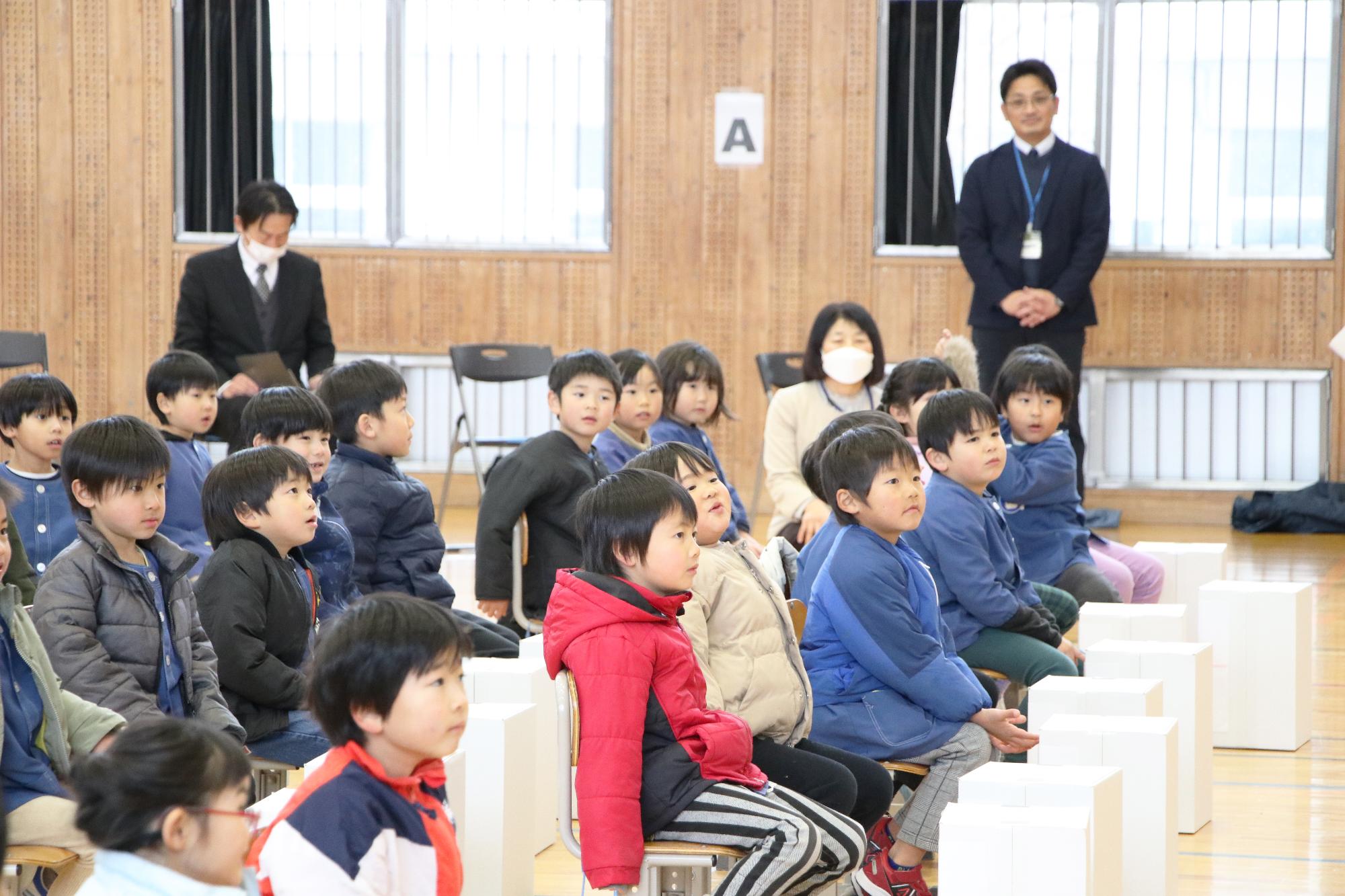 ランドセル贈呈式の様子（飯島学校）