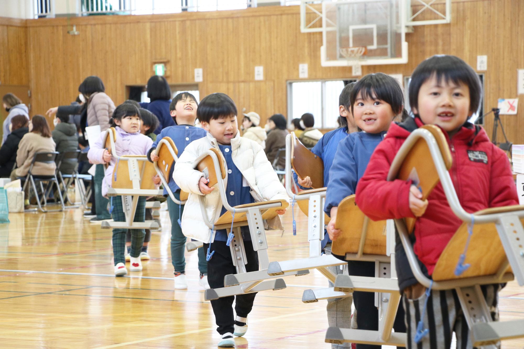 椅子を運ぶ様子（飯島小学校）