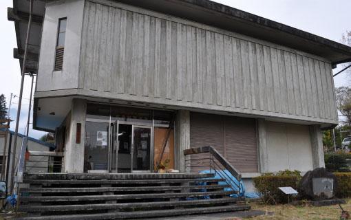 入り口へ続く階段と二階建ての飯島町陣嶺館の建物の写真