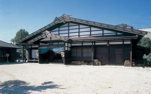 古い古民家風の建物で入り口に二つの提灯が飾ってある飯島陣屋本陣記念館の写真