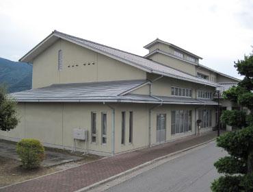 グレーの屋根とベージュの外壁の飯島公民館の建物の外観写真