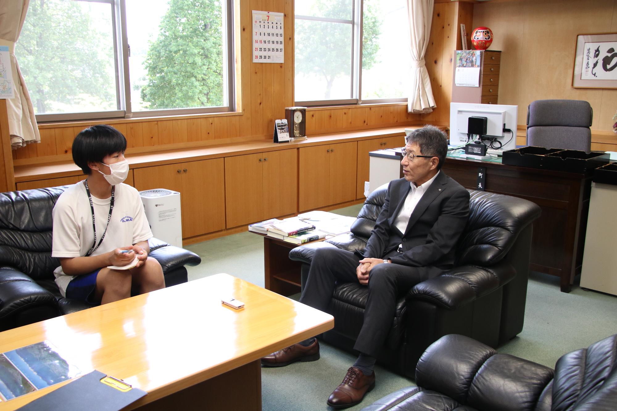 町長と中学生の対談をしている写真