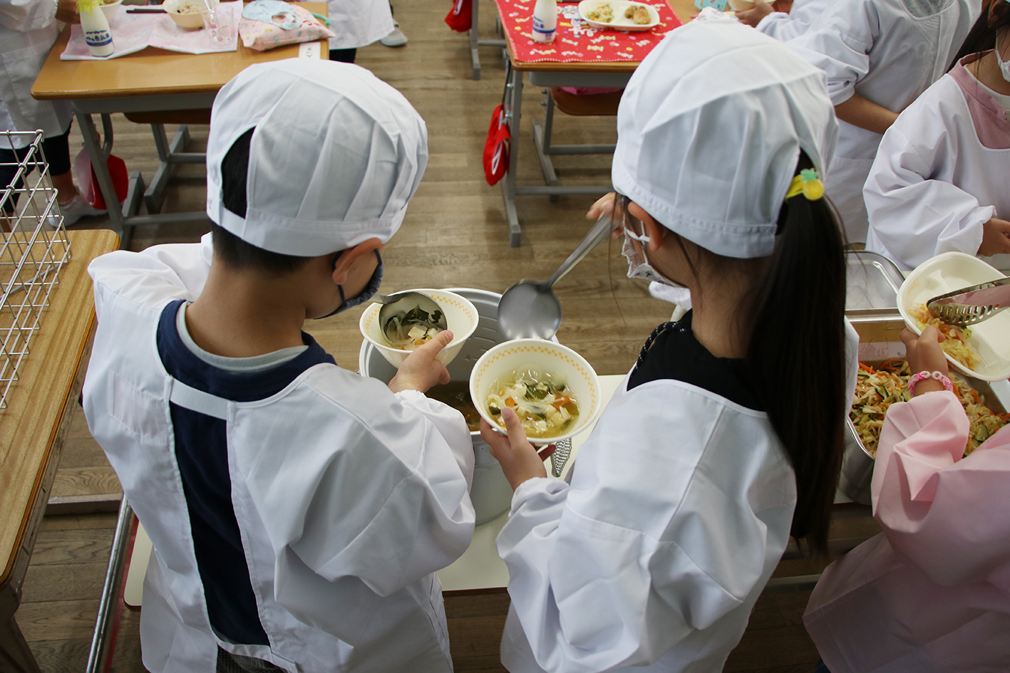 給食の配膳風景