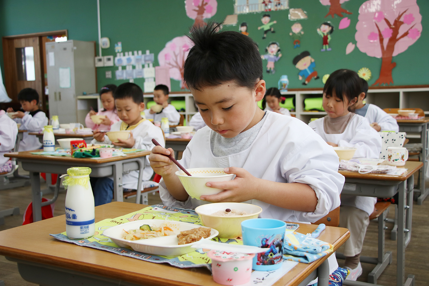 給食を食べる