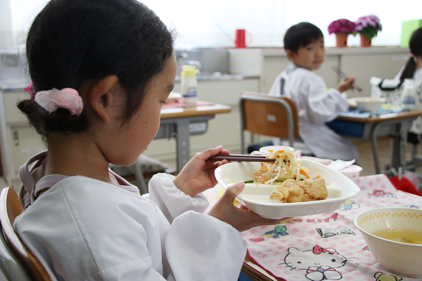 給食を食べる