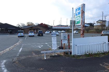 総合ケアセンターいいじまの駐車場とバス停の横に設置されたいいちゃんポストの写真