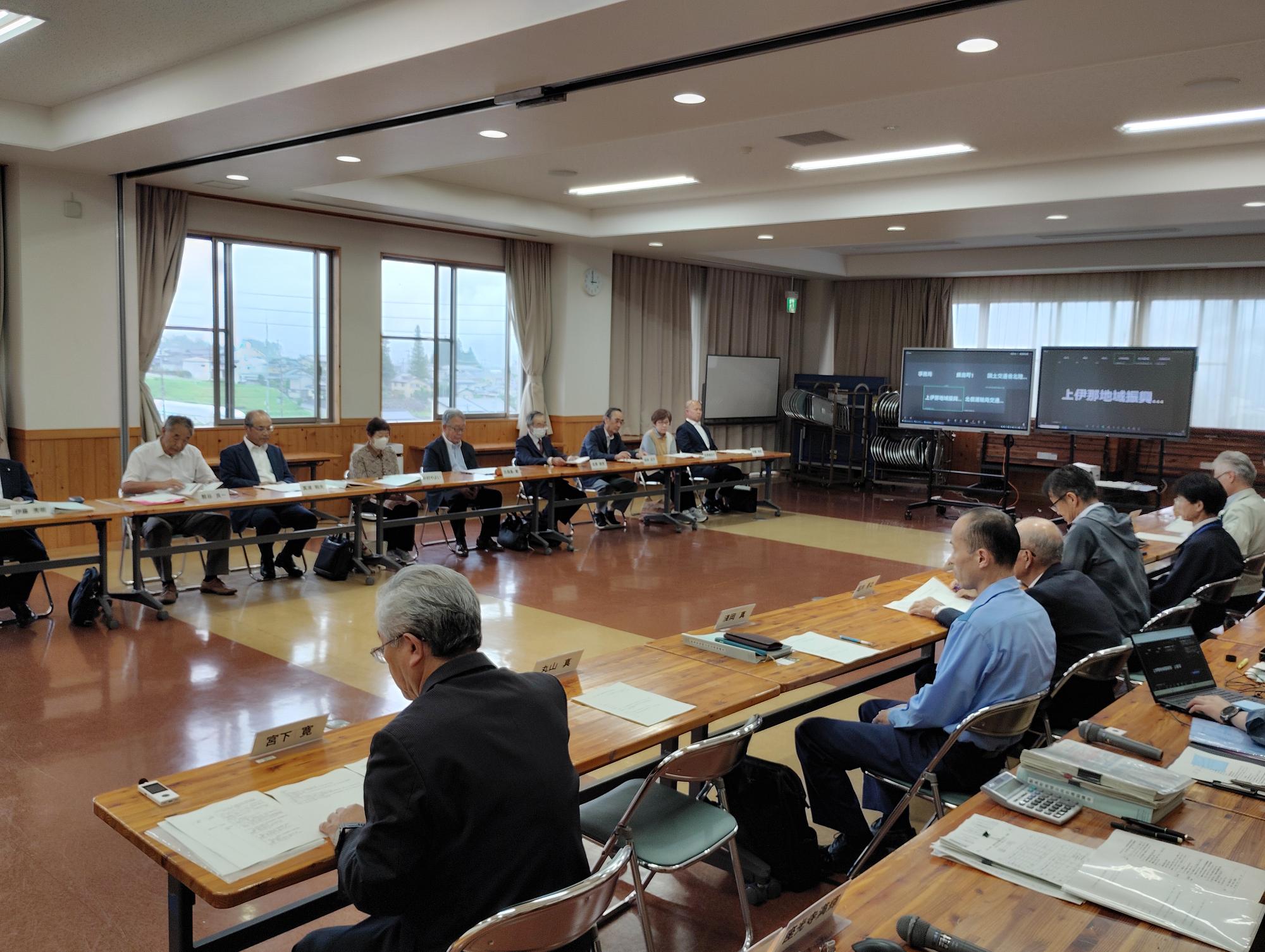 令和8年度第1回地域公共交通協議会写真2