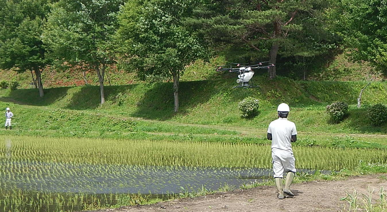 農業用ドローンを使っている写真