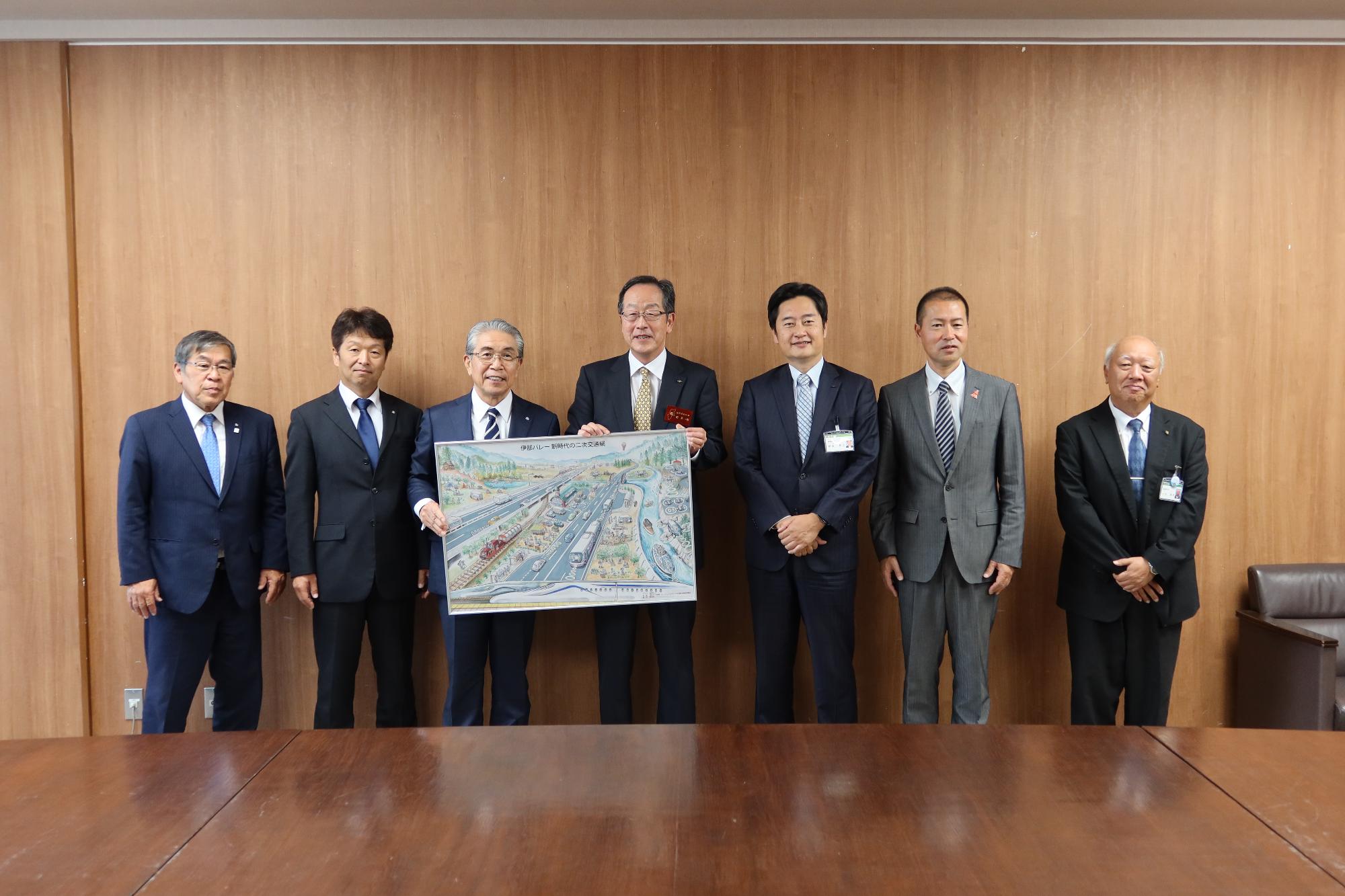 長野県関副知事に新時代の二次交通網のビジョンを贈呈