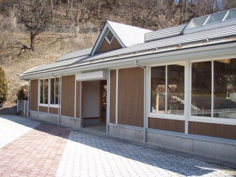 与田切公園プール内休憩所の建物の写真